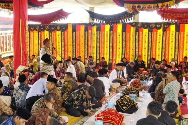 Wamenaker Afriansyah Noor Hadiri Pengukuhan KAN Pagaruyung 