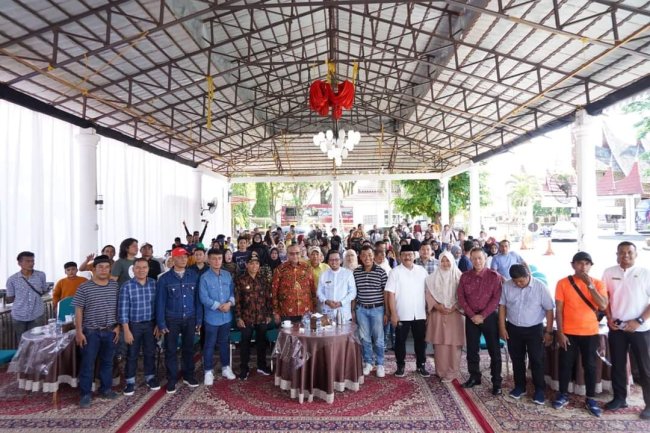 Bersama Wamenaker RI, Bupati Eka Putra Lepas Keberangkatan Perantau Nagari Padang Laweh