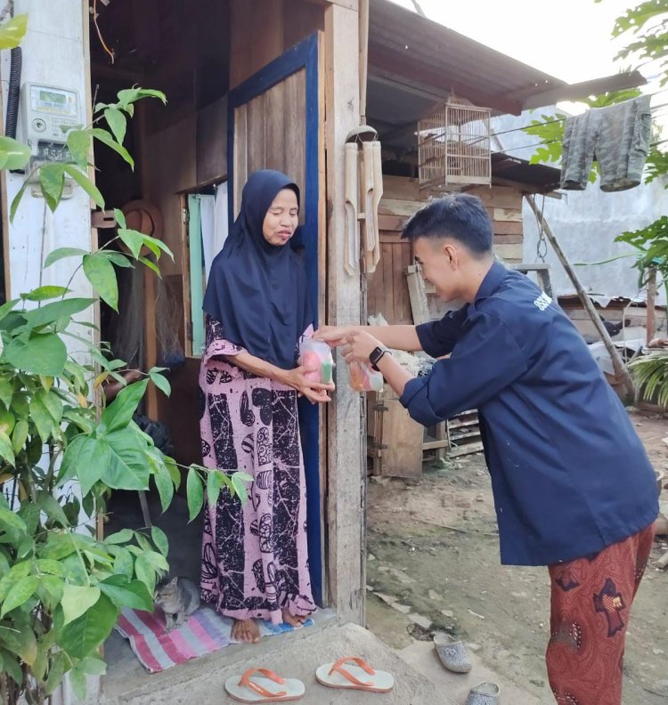 Indahnya Berbagi, OSIS SMAN 1 Kubung Antarkan Takjil ke Rumah Masyarakat