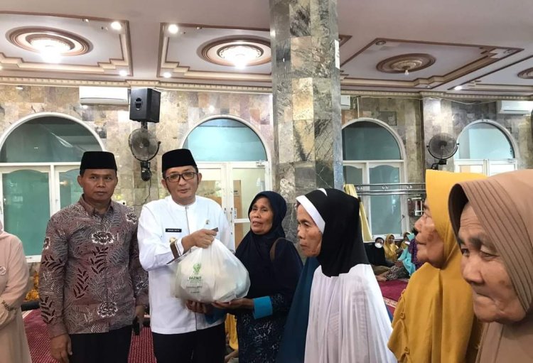 Baznas Kota Padang Bagikan Sembako Di Nanggalo 