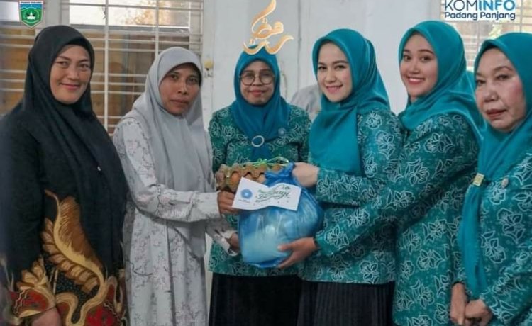 Kader PKK Padang Panjang Terima Bantuan Sembako