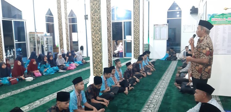 Berbagi Jemaah Mushalla Al Jihad Batutupang Buka Bersama Anak Panti Asuhan 