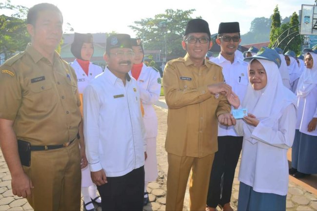 Wako Hendri Septa Serahkan KTP Gratis  Di MAN 2 Padang