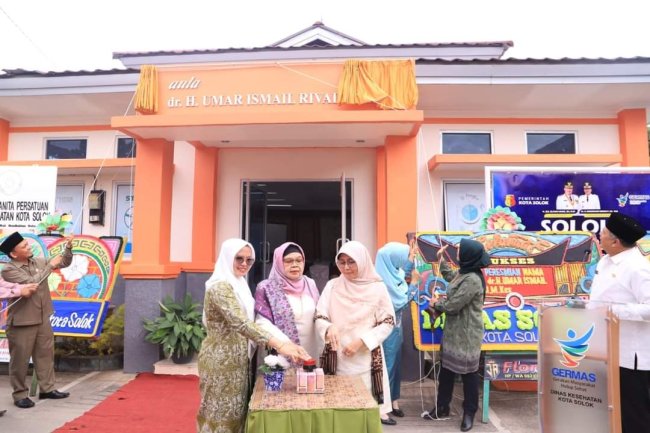 Nama dr. Umar Ismail Riva'i Diabadikan Sebagai Aula Dinas Kesehatan Kota Solok