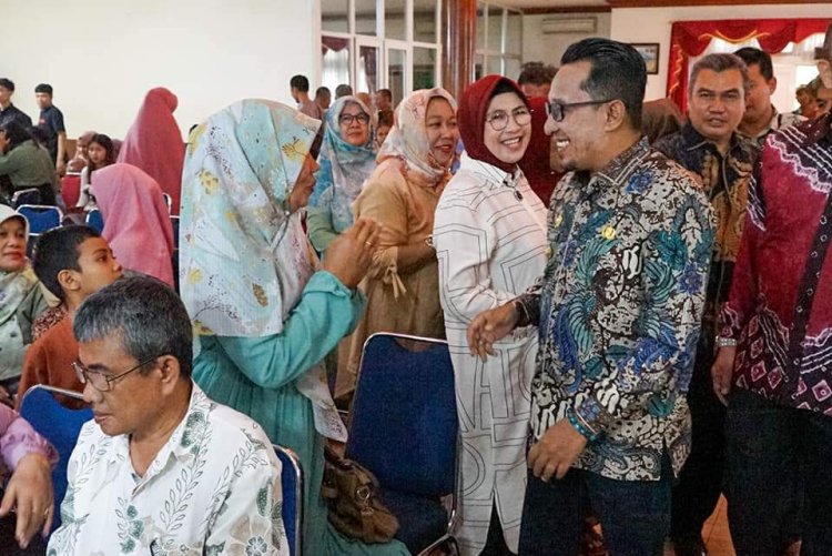 Bupati Eka Putra Ceritakan Program Pembangunan Dihadapan Warga IKS Sitanko