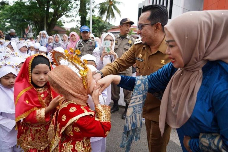 Bupati Eka Putra Melepas Pawai Wisuda Iqra’ IGRA