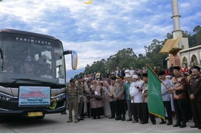 Tagis Haru Melepas Keberangkatan 118 Jemaah Calon Haji Padang Panjang  
