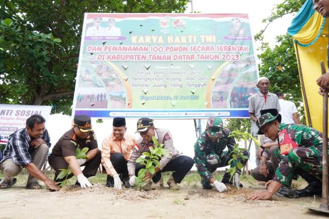 Bupati Eka Putra Buka Karya Bakti TNI dan Penanaman 100 Pohon Serentak
