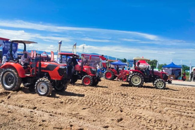 Pacu Traktor di Penastani XVI Sumatera Barat