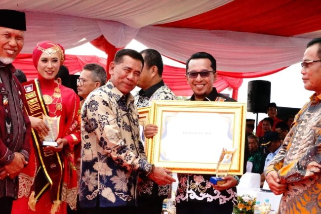 Bupati Eka Putra Raih Penghargaan Di Penas KTNA 2023