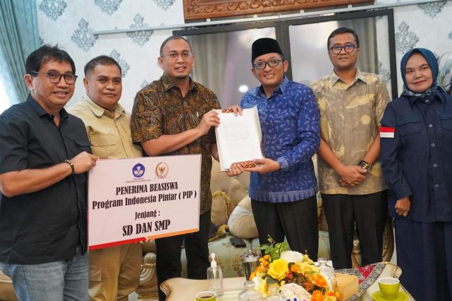 Anggota DPR-RI Andre Rosiade Berikan Beasiswa Bagi Pelajar Kota Padang