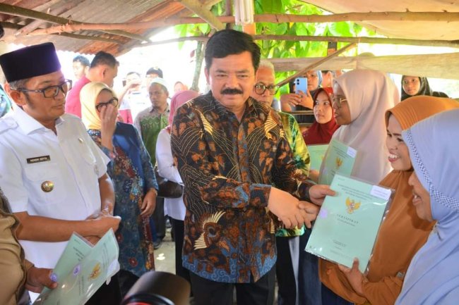 Menteri ATR/BPN Serahkan Sertifikat Tanah Program PTSL di Kelurahan Tarantang Luki