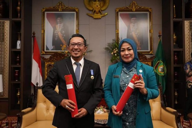 Bupati Dan Ketua TP PKK Tanah Datar Terima Penghargaan Manggala Karya Kencana 