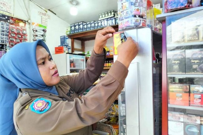 Satpol PP Damkar Padang Panjang Copot Iklan Rokok