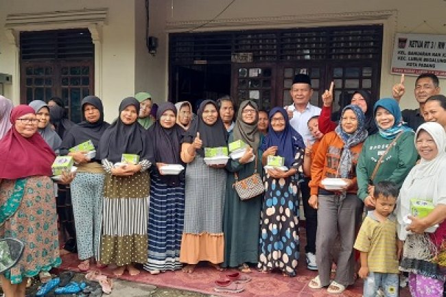 Caleg DPRD Kota Padang Indra Guswadi  Sambangi Warga Terdampak Banjir di RW.03 Kelurahan Banuaran  