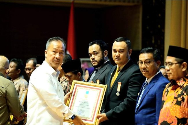 Bupati Sijunjung Terima Penghargaan Tokoh Penggerak Koperasi Madya 