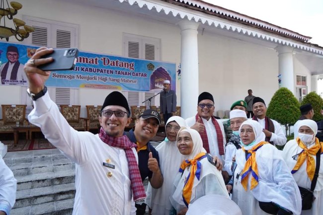  Bupati Eka Putra Sambut Kepulangan Jamaah Haji Tanah Datar 