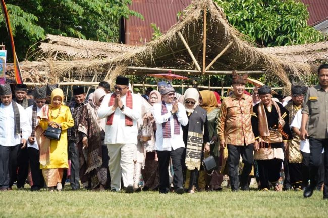 Makan Lopek Baisi Tandai Festival Pesona Nagari Tuan Kadi