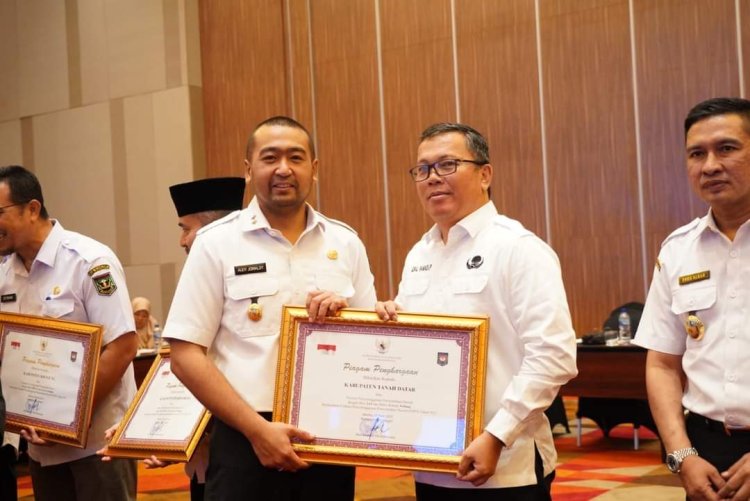 Lagi Pemkab Tanah Datar Terima Penghargaan Penyelenggaraan Pemerintahan 