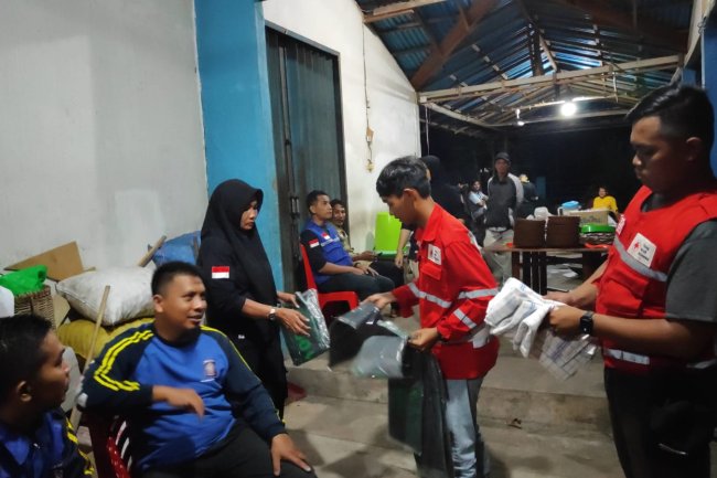 Bergerak Cepat, Tim PMI Kalbar Bantu Korban Angin Puting Beliung di Desa Semudun Mempawah