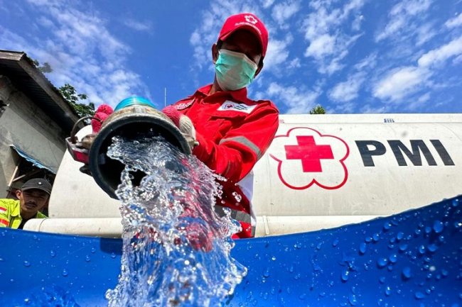 PMI Kalbar Sudah Distribusikan 50.000 Liter Air Konsumsi Bagi Warga yang Kesulitan Air Bersih