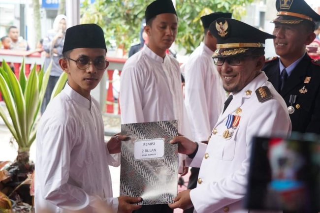  Bupati Tanah Datar Serahkan Remisi 70 Tahanan Lapas Kelas II B Batusangkar