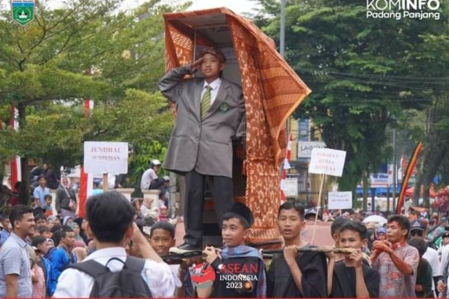 Kreatif Dan Menghibur Pawai Alegoris Di Padang Panjang 