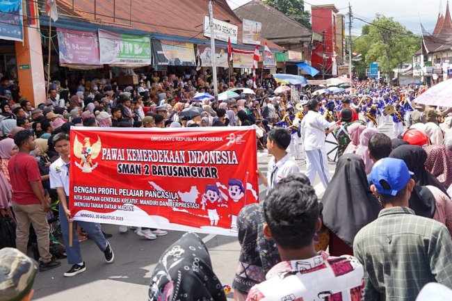Pawai Alegoris SMA N 2 Batusangkar Sukses, Ini Tema yang Diusungnya