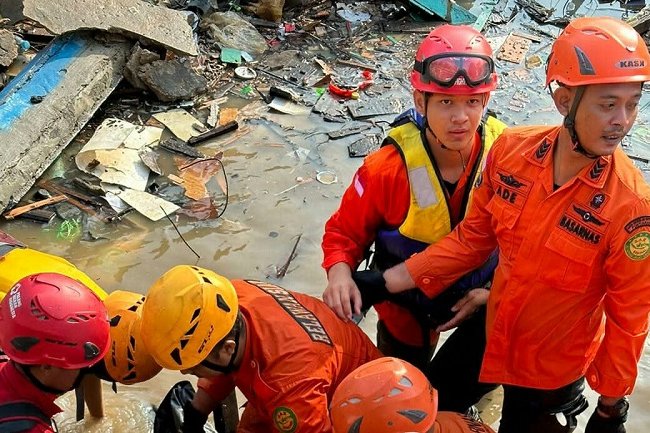 Sebuah Rumah Ditepi Sungai Kapuas Pontianak Rubuh, Satu Korban Meninggal Dunia