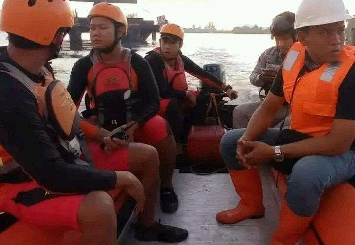 Memasuki Hari Kedua, Tim SAR Gabungan Terus Lakukan Pencarian  Pekerja  Jembatan yang Jatuh di Sungai Sambas