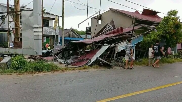 Angin Puting Beliung Rusak Sejumlah Rumah dan Fasum di  Desa Semudun Mempawah Kalbar