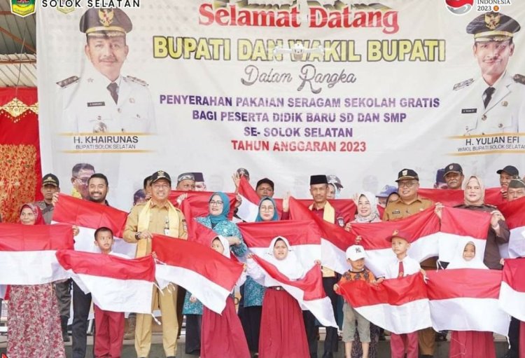 Bupati Solok Selatan Bagikan Seragam Gratis
