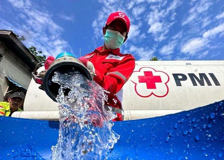 PMI Kalbar Sudah Distribusikan 50.000 Liter Air Konsumsi Bagi Warga yang Kesulitan Air Bersih