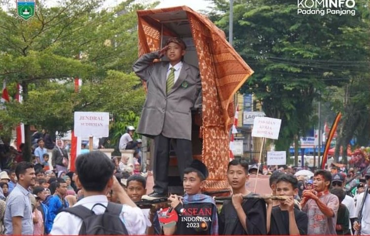 Kreatif Dan Menghibur Pawai Alegoris Di Padang Panjang 