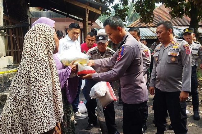 Aksi Peduli Kapolres Solok Antarkan Bantuan Paket Sembako Korban Kebakaran Cupak