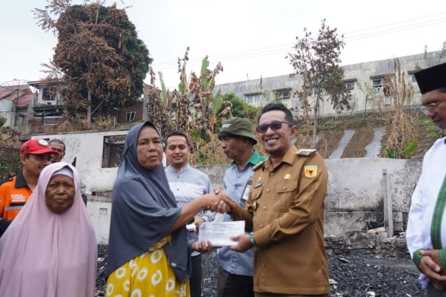 Bupati Eka Putra Kunjungi Korban Kebakaran di Nagari Rao-Rao 