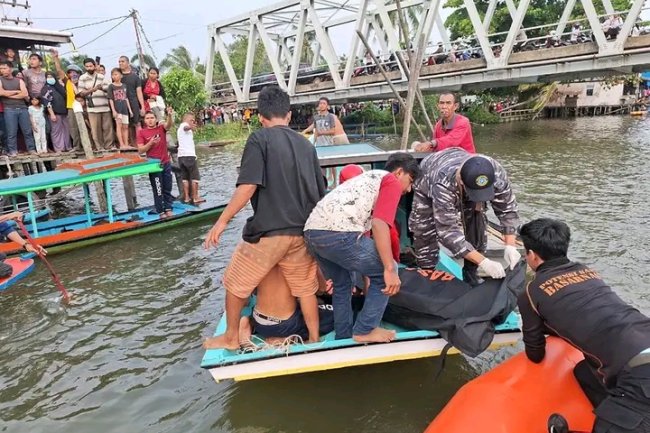 Tim Sar Gabungan Kabupaten Ketapang Temukan Pemancing Yang Terjatuh di Sungai Pawan.