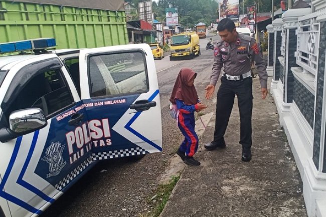 Terobosan Kreatif,   Saban Hari Petugas Satlantas Polres Solok Lakukan Antar Jeput Anak Sekolah