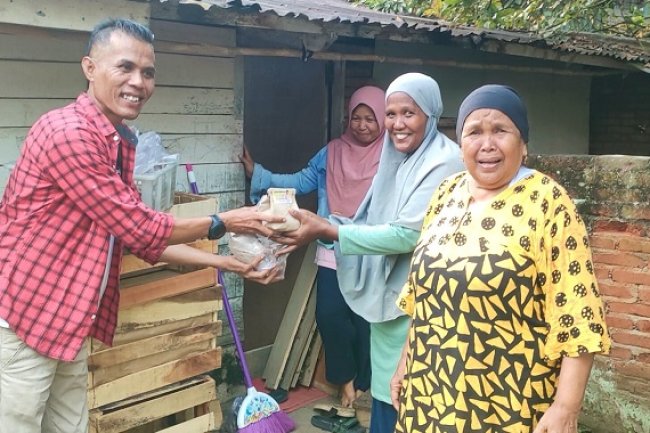 Relawan Nofi Candra dan Ardi Alhakim Berbagi Di Jumat Berkah 