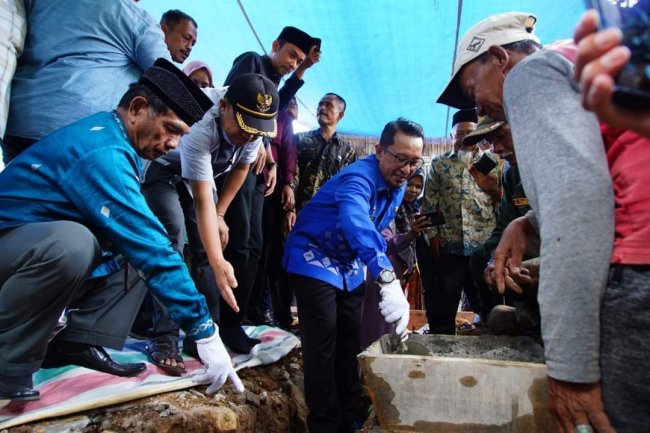 Bupati Eka Putra Letakkan Batu Pertama Pembangunan RTLH Zulkifli 