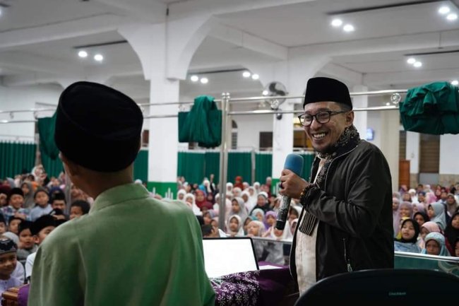 Bupati Eka Putra Subuh Berjamaah Bersama Murid SDIT Lantai Batu