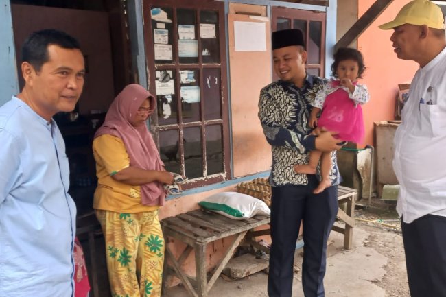Wakil Ketua DPRD Kota Solok Bayu Kharisma Serahkan Bantuan Bapak Asuh Anak Stunting