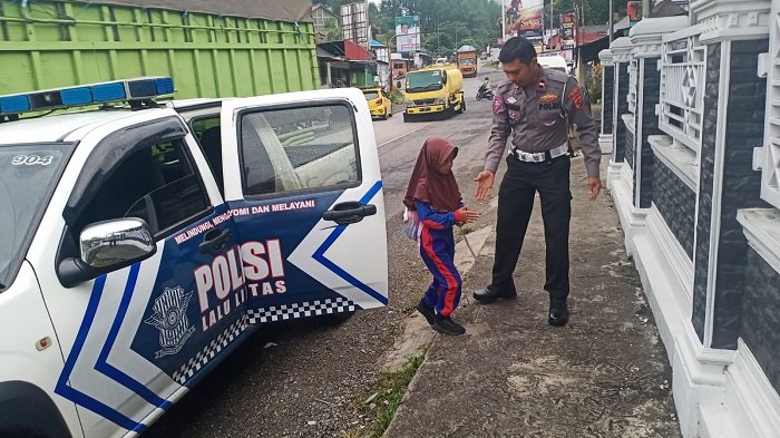 Terobosan Kreatif,   Saban Hari Petugas Satlantas Polres Solok Lakukan Antar Jeput Anak Sekolah