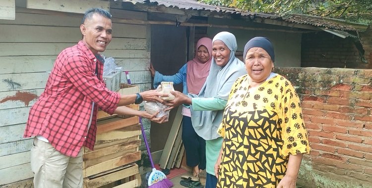 Relawan Nofi Candra dan Ardi Alhakim Berbagi Di Jumat Berkah 