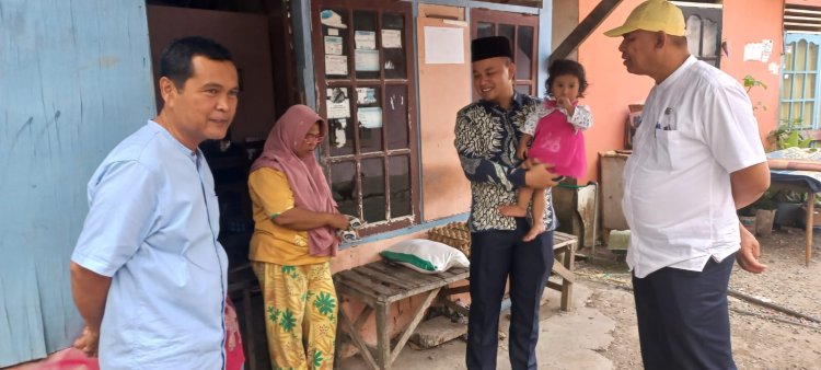 Wakil Ketua DPRD Kota Solok Bayu Kharisma Serahkan Bantuan Bapak Asuh Anak Stunting