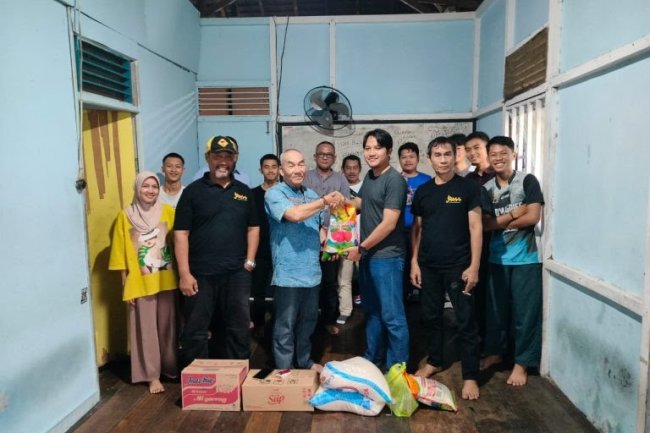 Insanak PASS Salurkan Sembako Untuk Mahasiswa Sambas di Pontianak