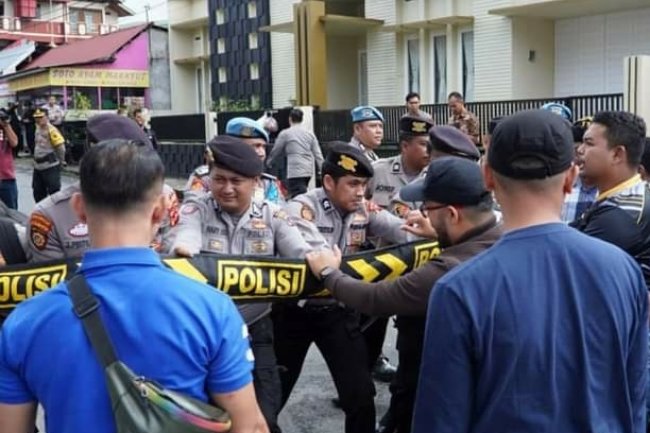 Polres Padang Panjang Amankan Demo Di Depan KPU 