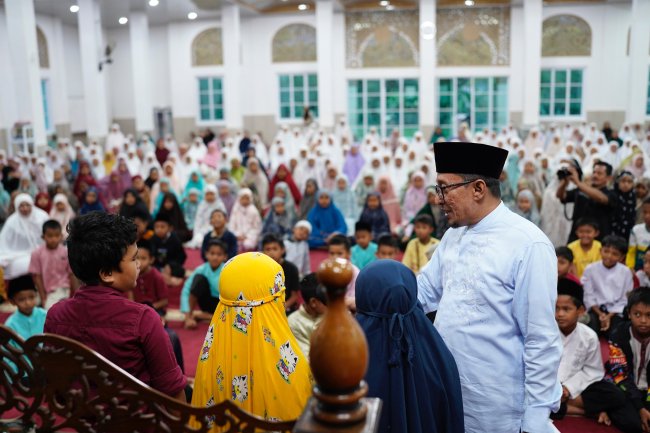 Subuh Berjamaah Bersama Siswa SD dan MTs, Eka Putra Ajak Orang Tua Juga Subuh Berjamaah