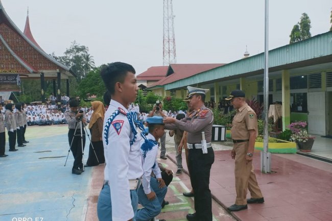Polisi Keselamatan Sekolah SMAN 1 Guntal Dilantik, Ini Pesan  Kasat Lantas Polres Solok kepada Siswa