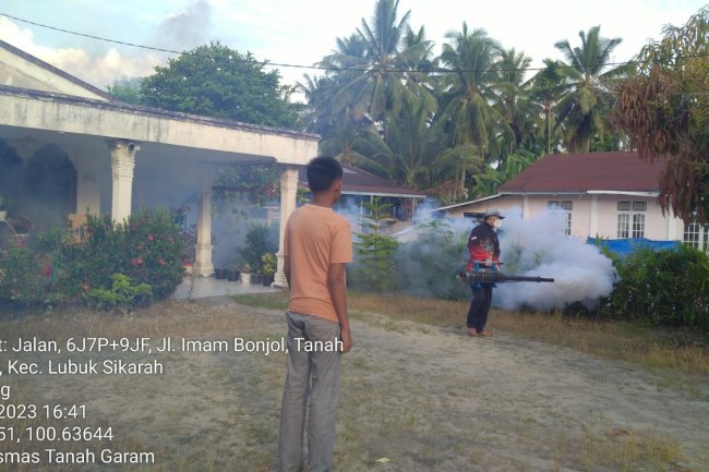Dinas Kesehatan Kota Solok Lakukan Pengasapan Berantas Nyamuk Aedes Aegypti di Kelurahan Tanah Garam